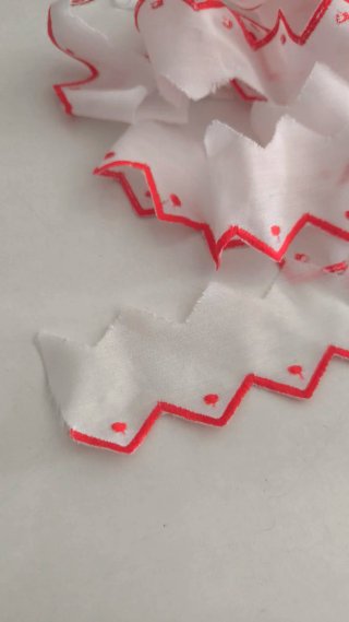 5 Metros de Tira Bordada Algodón Blanco y Rojo