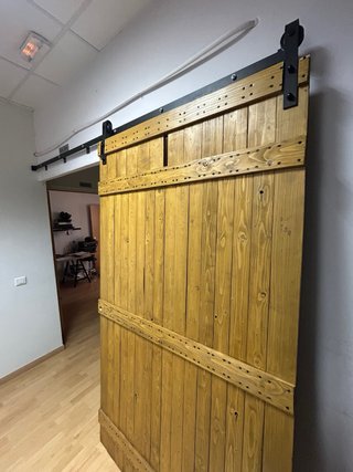 Puerta Corredera Artesanal de Madera