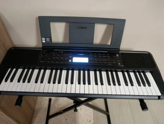 Piano Electrónico Yamaha con Soporte y Banqueta