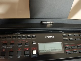 Piano Electrónico Yamaha con Soporte y Banqueta