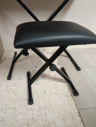 Piano Electrónico Yamaha con Soporte y Banqueta