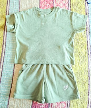 Camiseta y pantalón corto Nike T. S (128-137cm)