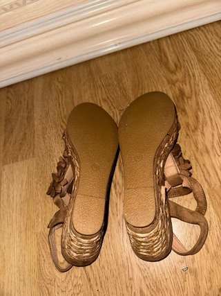 Sandalias con cuña y detalle floral