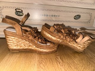 Sandalias con cuña y detalle floral