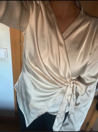 Camisa elegante satinada con lazo Talla S