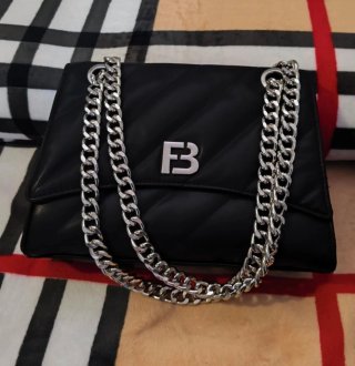 Bolso de hombro negro con cadena