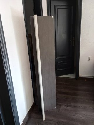 Estantería de madera marrón y gris