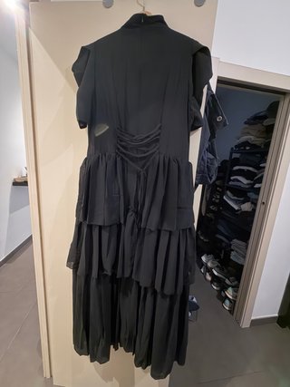 Vestido de fiesta negro con volantes