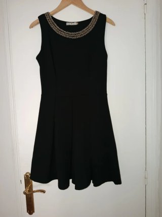 Vestido Negro con Detalle en el Cuello