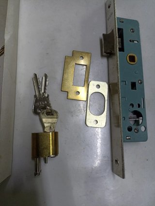 Cerradura UCEM para carpintería metálica