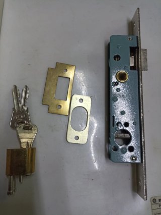 Cerradura UCEM para carpintería metálica