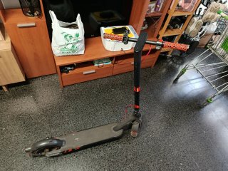 Patinete Eléctrico Negro y Rojo
