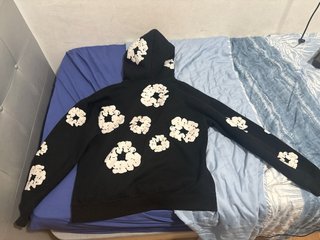Sudadera Denim Tears Negra con Estampado Floral