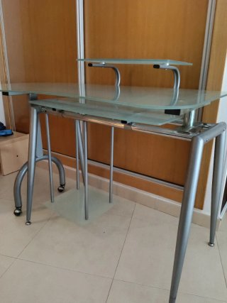 Mesa de escritorio con estante superior