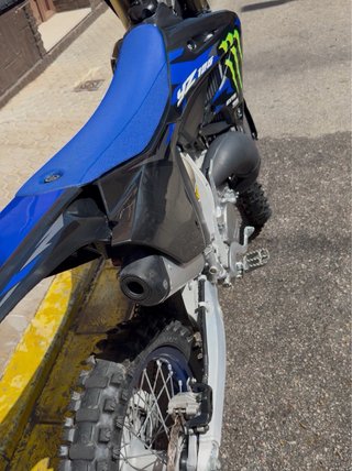 Moto de Cross Yamaha Negra y Azul