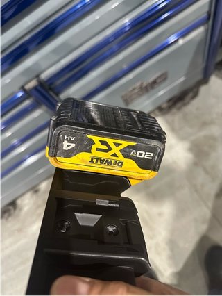 DEWALT 18V – 1 Soporte para 4 baterías