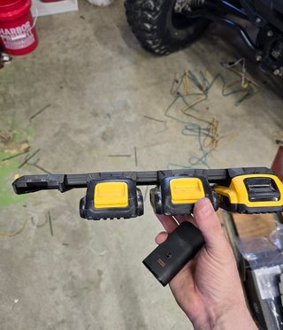 DEWALT 18V – 1 Soporte para 4 baterías