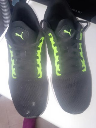 Tenis Puma Negros con detalles Verdes