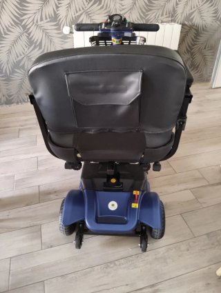 Moto movilidad reducida azul y negra