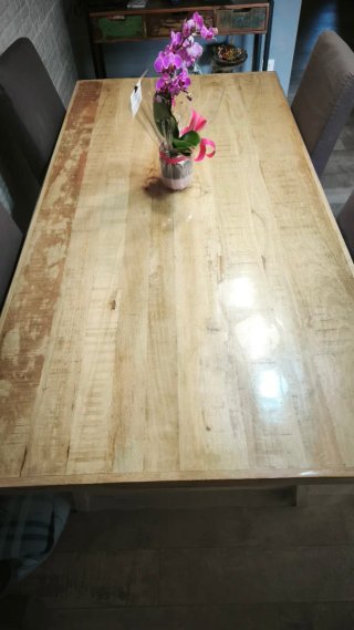 Mesa de comedor de madera