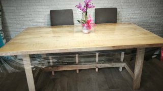 Mesa de comedor de madera