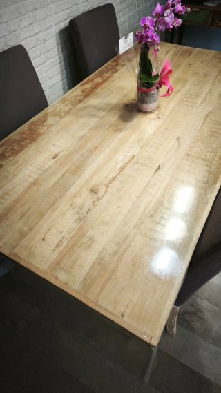 Mesa de comedor de madera