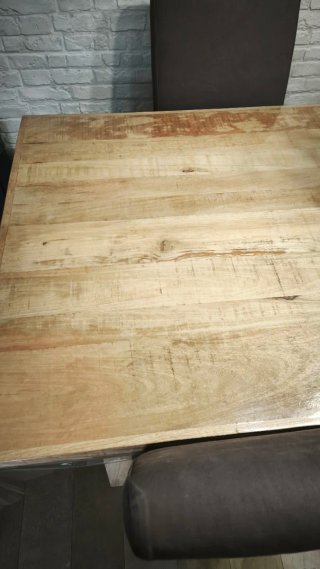Mesa de comedor de madera