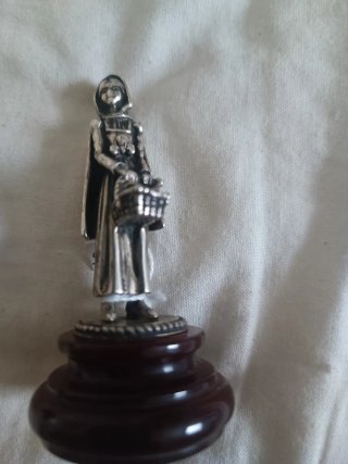 Figura  antigua de Caperucita Roja en Plata
