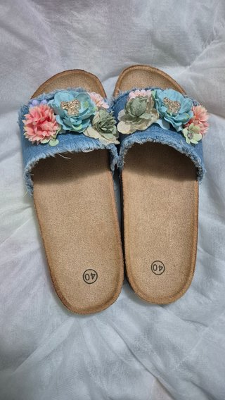 Chinelos com Flores e Detalhes Tamanho 40
