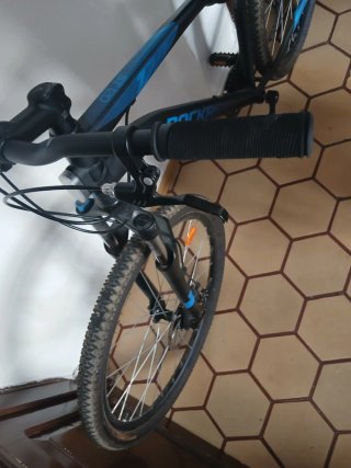 Bicicleta Rock Rider ST120 9V negra y azul
