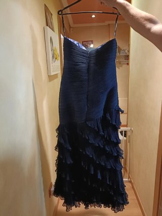 Vestido de fiesta azul con volantes