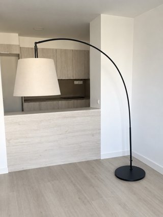 Lámpara de pie arco negro y beige
