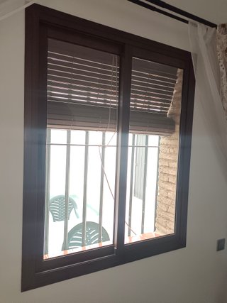 Ventana aluminio color madera buen estado