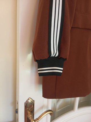 Chaqueta Marrón con Rayas en Mangas