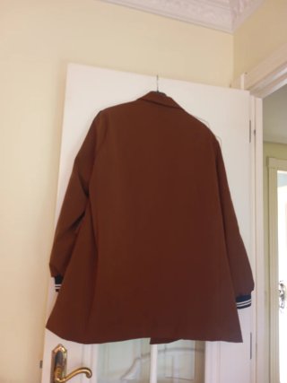 Chaqueta Marrón con Rayas en Mangas