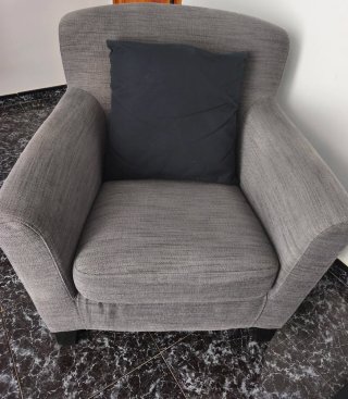 Sillón de tela gris,el precio es de 2 sillones