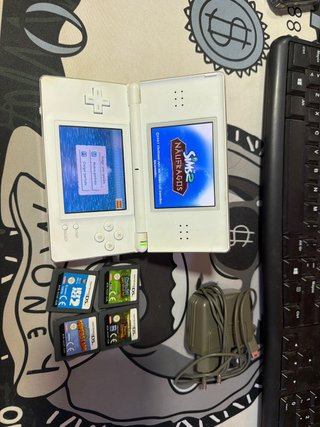 Nintendo DS Lite Blanca + 4 Juegos