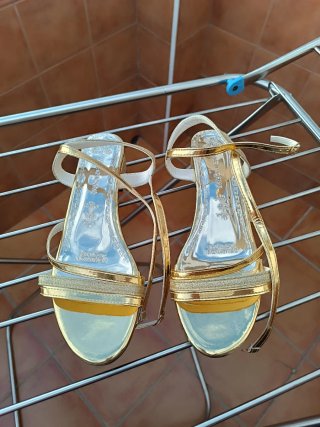Sandalias doradas mujer fiesta