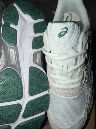 Zapatillas Asics Blancas y Verdes