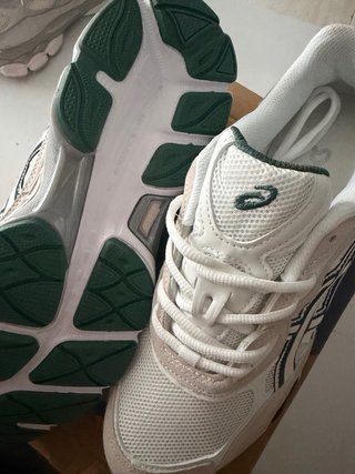 Zapatillas Asics Blancas y Verdes