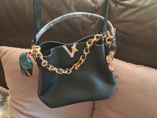 Bolso negro con cadena dorada y pañuelo