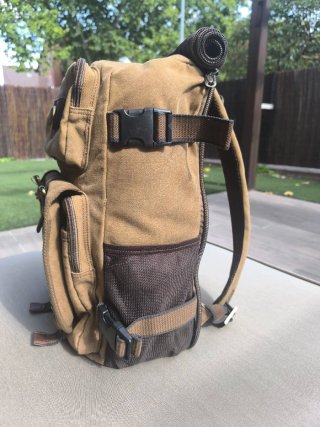 Mochila y Maleta de loneta beige.