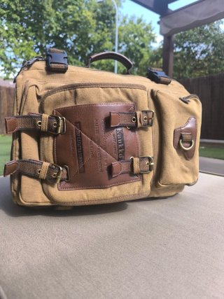 Mochila y Maleta de loneta beige.