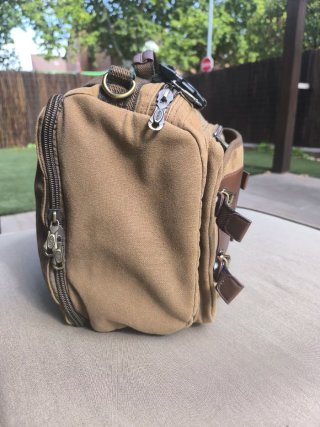 Mochila y Maleta de loneta beige.