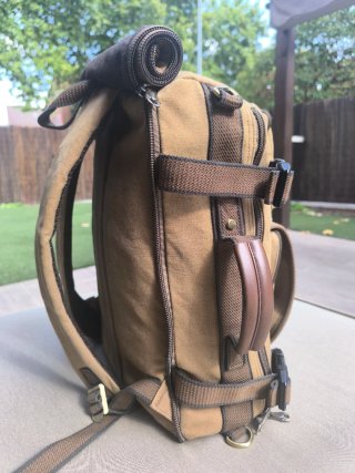 Mochila y Maleta de loneta beige.