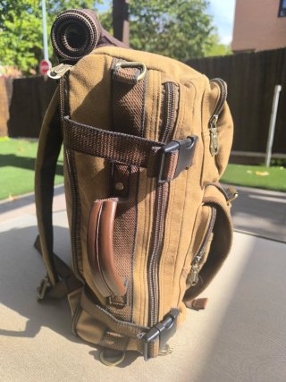 Mochila y Maleta de loneta beige.