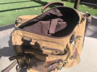 Mochila y Maleta de loneta beige.