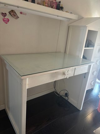 Tavolo da studio bianco con piano in vetro