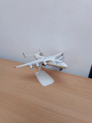 Avión a escala Antonov An-225