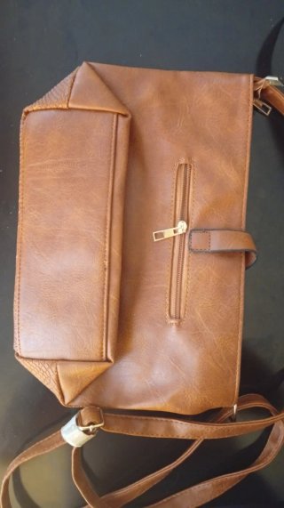 Bolso Marrón con Textura de piel.